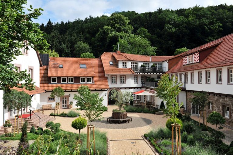15 01 Relais Chateaux Hotels 2020 BurgHotel Hardenberg Innenhof
