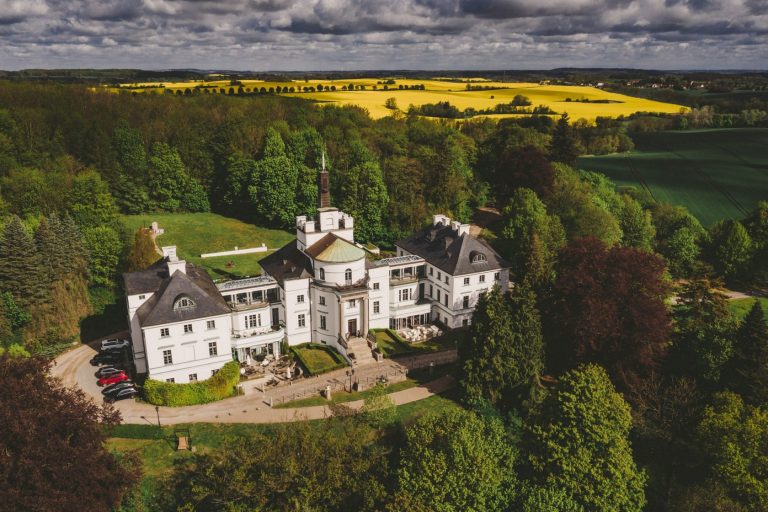 16 01 Relais Chateaux Hotels 2020 Schlosshotel Burg Schlitz Hohen Demzin Luftbild Foto Patricia Rene