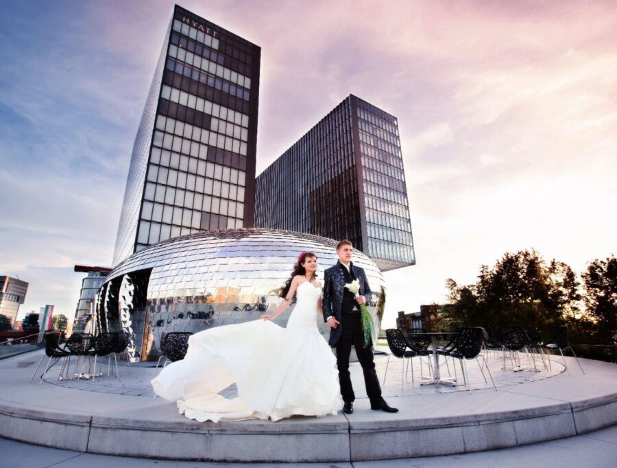 201 Hyatt Regency Duesseldorf Hochzeitslocation 2018 Bride couple in front of Pebbles