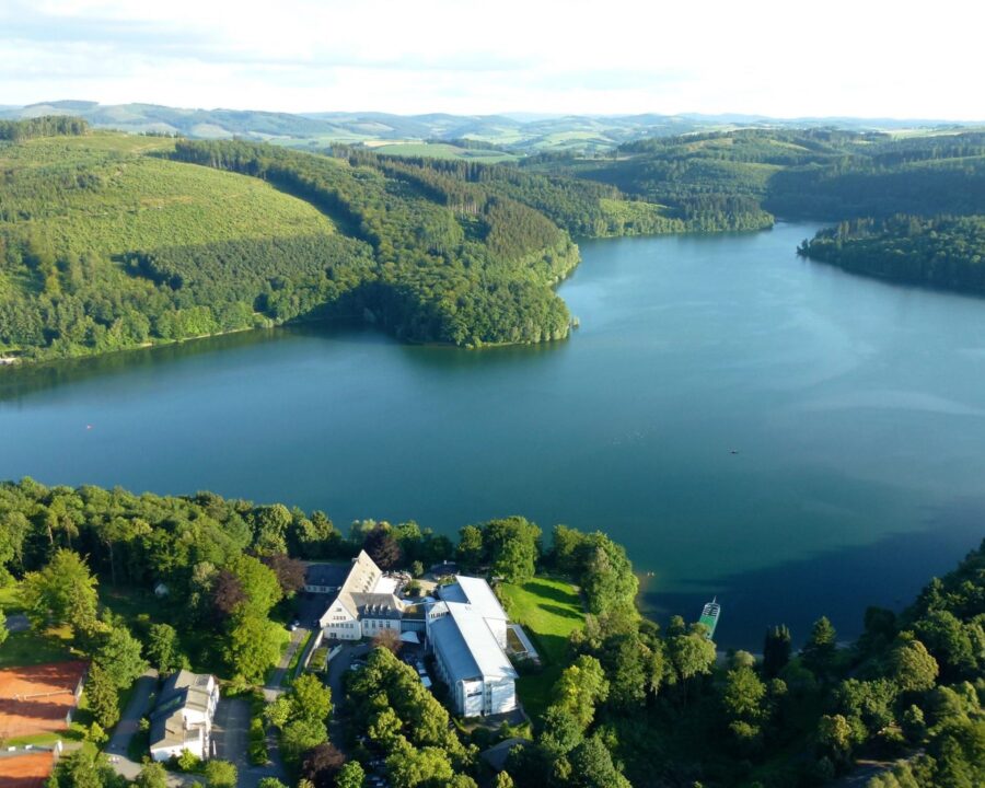 201-Welcome-Hotel-Hochzeitslocation-Hotel-2018-Meschede-Aussenaufnahme-Luftbild