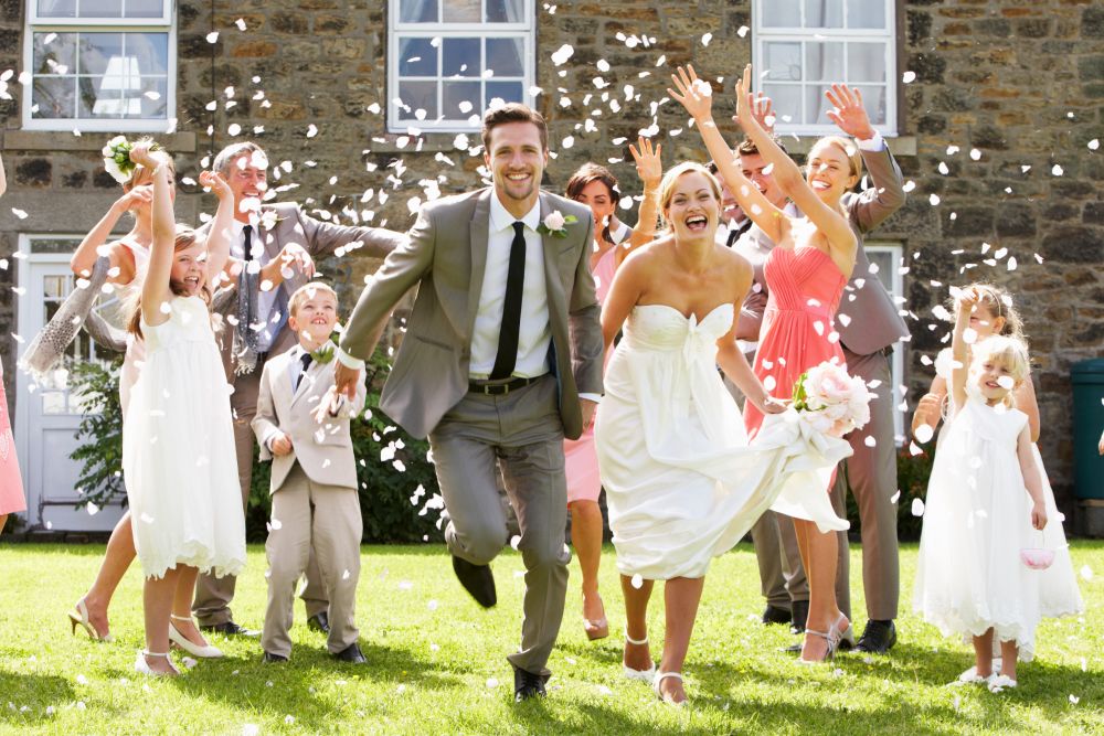 00 HOCHZEITde Ratgeber Am Hochzeitstag mit Familie u Gaesten Hochzeitsfotos Ideen iStock 183083530 2018 06
