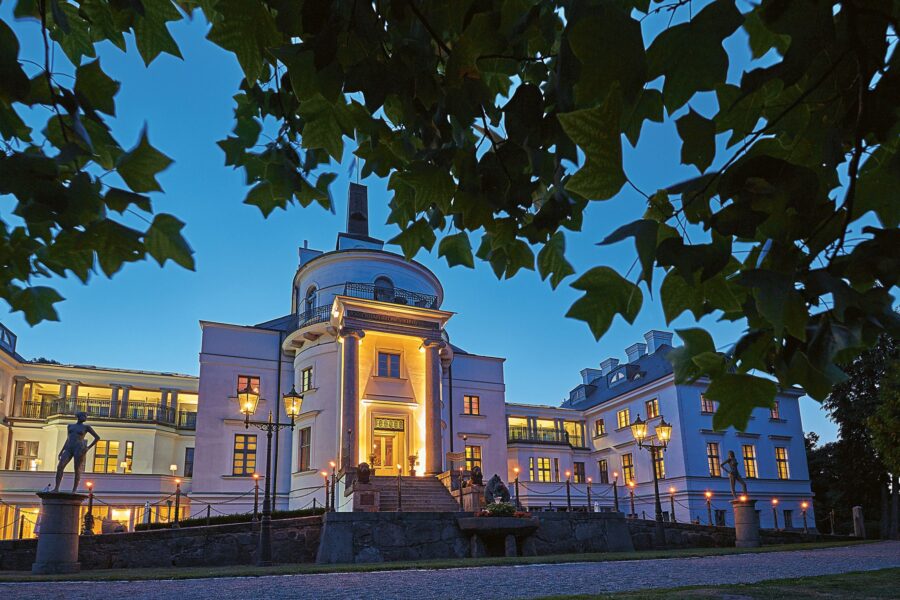 0501-Feine-Privat-Hotels-Burg-Schlitz-2018-Aussenansicht-Abendbeleuchtung