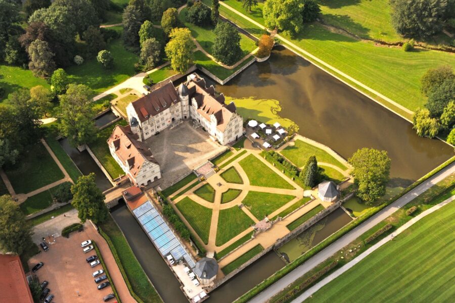 0601-Feine-Privat-Hotels-Schlosshotel-Muenchhausen-2018-Luftbild-Schloss