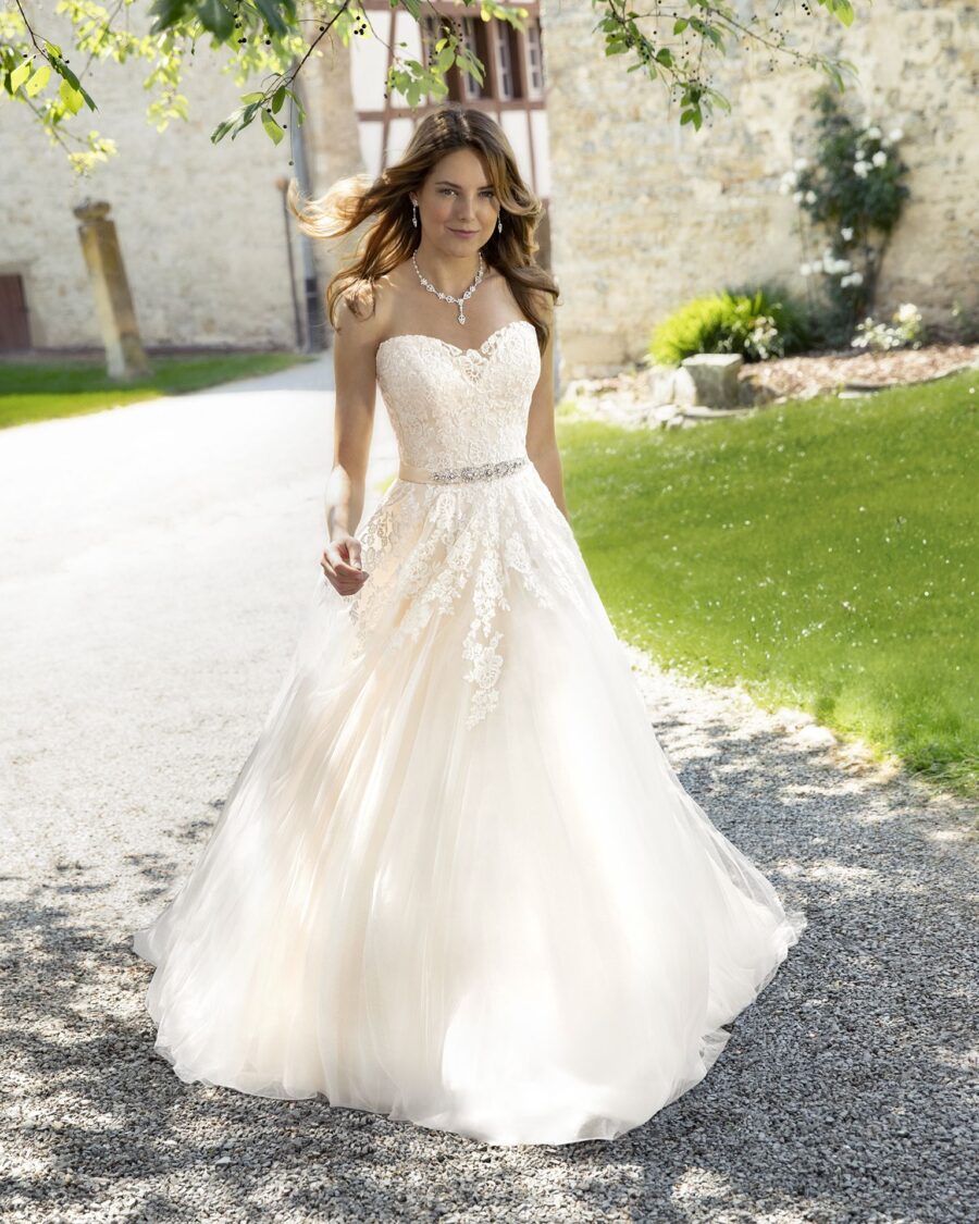 206-Kleemeier-Valerie-Brautmode-Brautkleid-Kollektion-2019-13140-GUSTL-MIT-SCHLEPPE