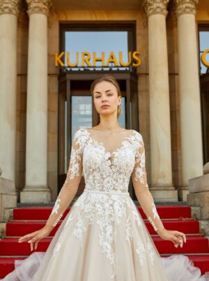 244 Euro Mode Donner Brautmoden Brautkleider Kollektion 2019 Novabella 30326 81141NB 2