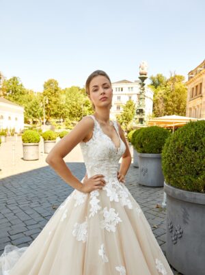 273 Euro Mode Donner Brautmoden Brautkleider Kollektion 2019 Novabella 30341 81541NB 2