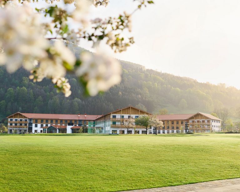 03 01 aja Hotels Wellnesshotels Flitterwochen Location 2019 Ruhpolding aja RUH JanSchmiedel Haus Aussen 2