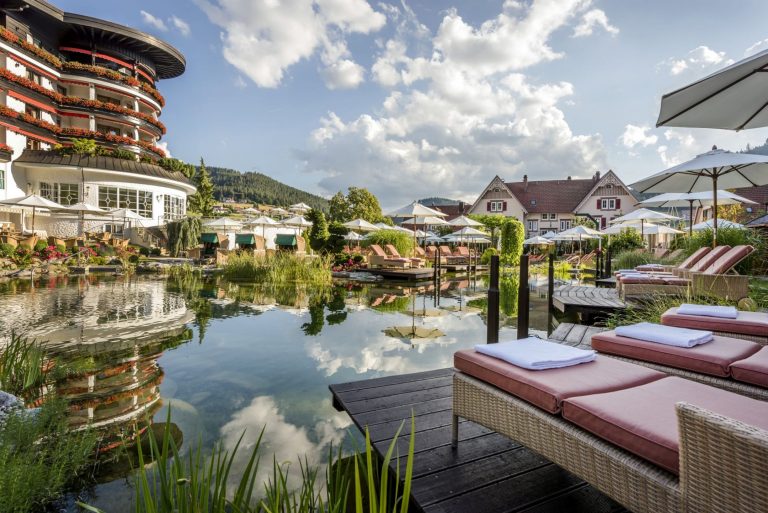 04 05 Relais Chateaux Hotels 2019 Hotel Bareiss im Schwarzwald Aussenansicht Naturschwimmteich