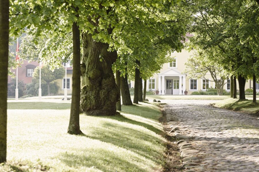 06 01 Relais Chateaux Hotels 2020 Gutshaus Stolpe Auffahrt Allee