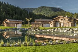 08 02 Relais Chateaux Hotels 2019 Gut Steinbach Aussenansicht Teich