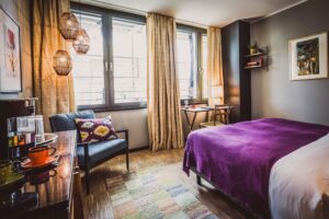 21 04 HENRI Hotels Aussergewoehnliche Location 2019 Guestroom Example2 HENRI Hotel Duesseldorf Downtown