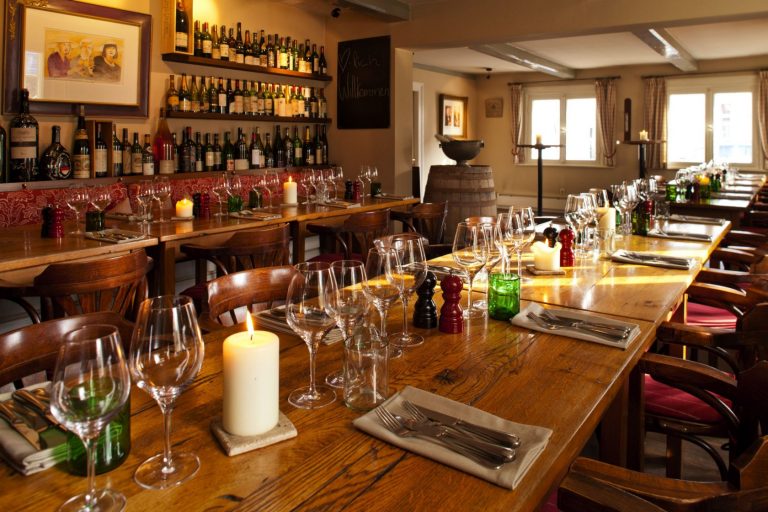 32 01 Restaurant Kleines Jacob Weinwirtschaft Hochzeitslocation 2019 Hamburg gedeckte Tafeln im Holzraum