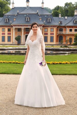Idina mit Schleppe