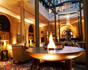 25 05 Steigenberger Grandhotel Handelshof Leipzig Hochzeitslocation 2019 SHR Leipzig public lobby fireplace1