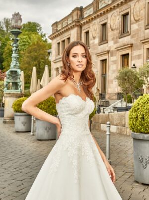 617 Euro Mode Donner Brautmoden Brautkleider Kollektion 2020 Novabella 30412 18