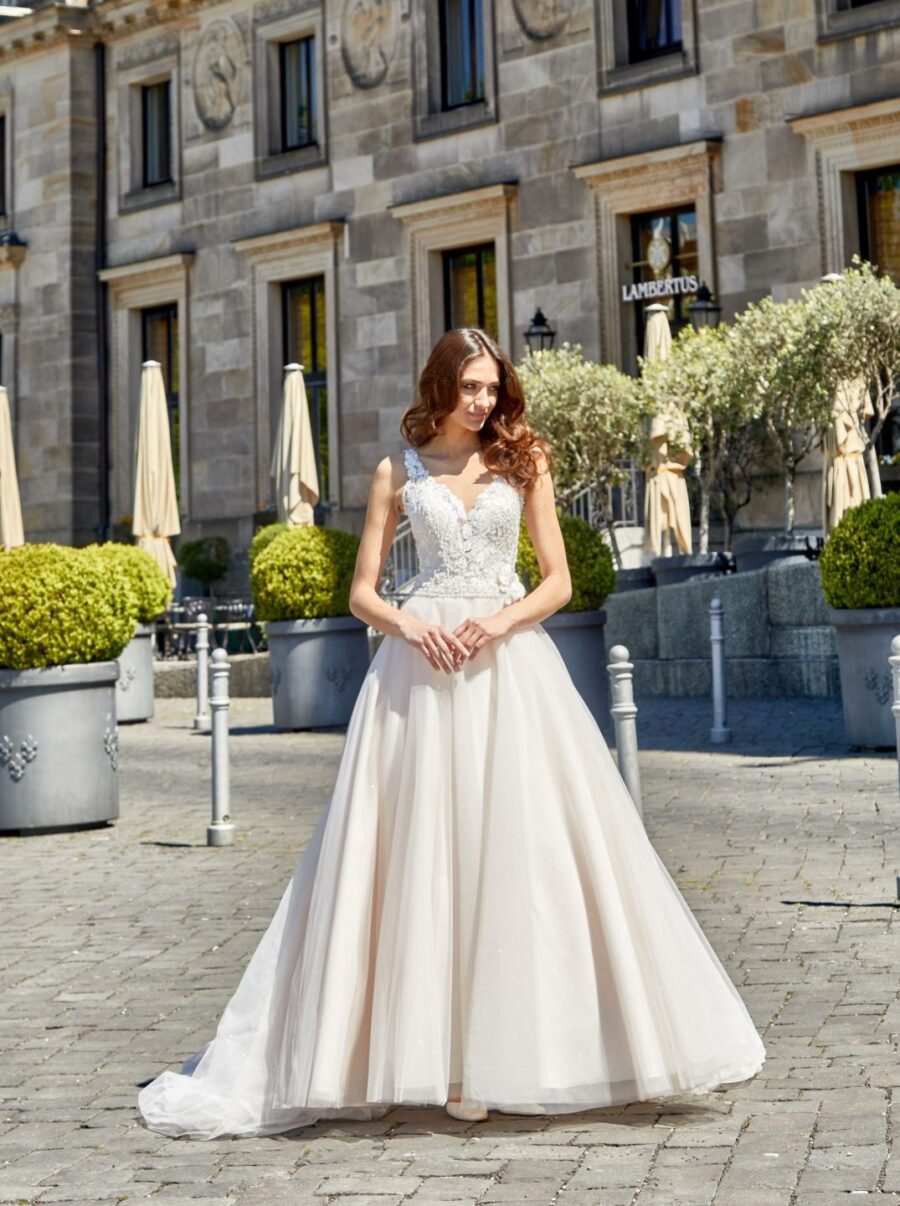 619 Euro Mode Donner Brautmoden Brautkleider Kollektion 2020 Novabella 30413 18