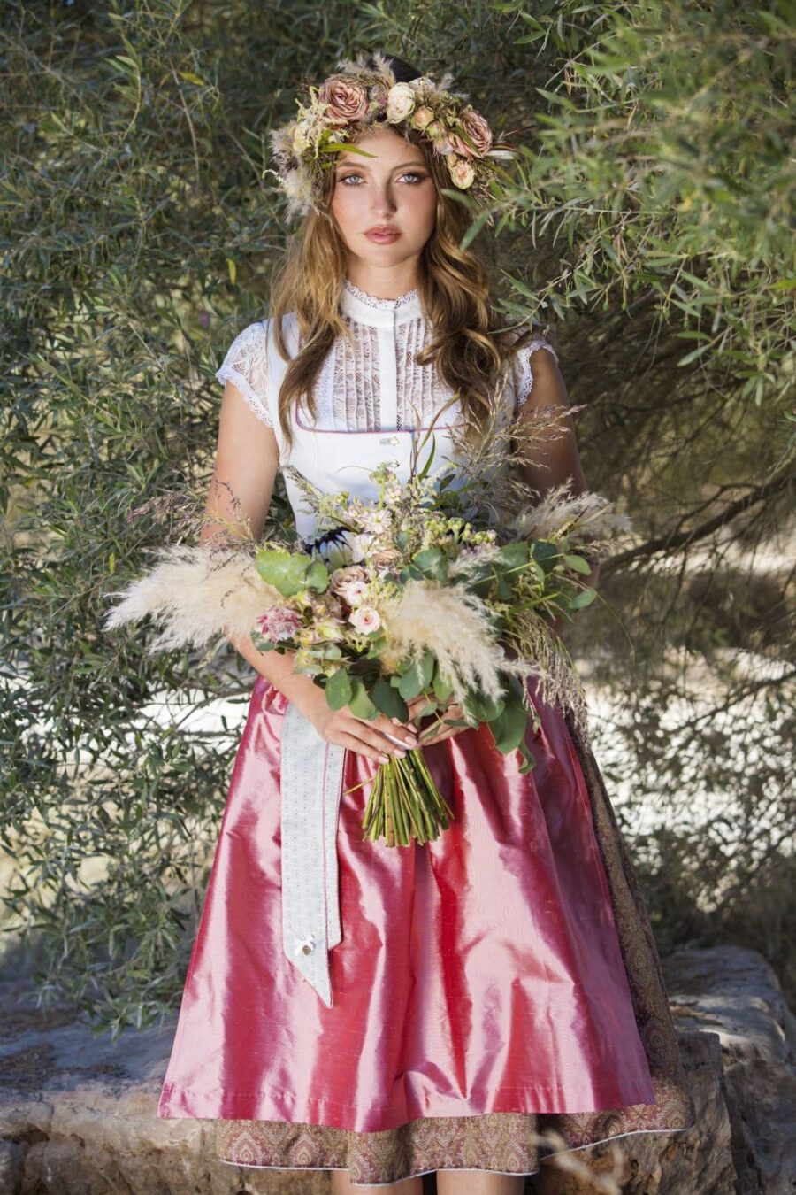 01 Alpenherz Hochzeitsdirndl Trachten Brautmode Kollektion 2020 Dirndl Elisa ecrue