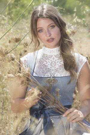 22 Alpenherz Hochzeitsdirndl Trachten Brautmode Kollektion 2020 Dirndl Mila blau 2