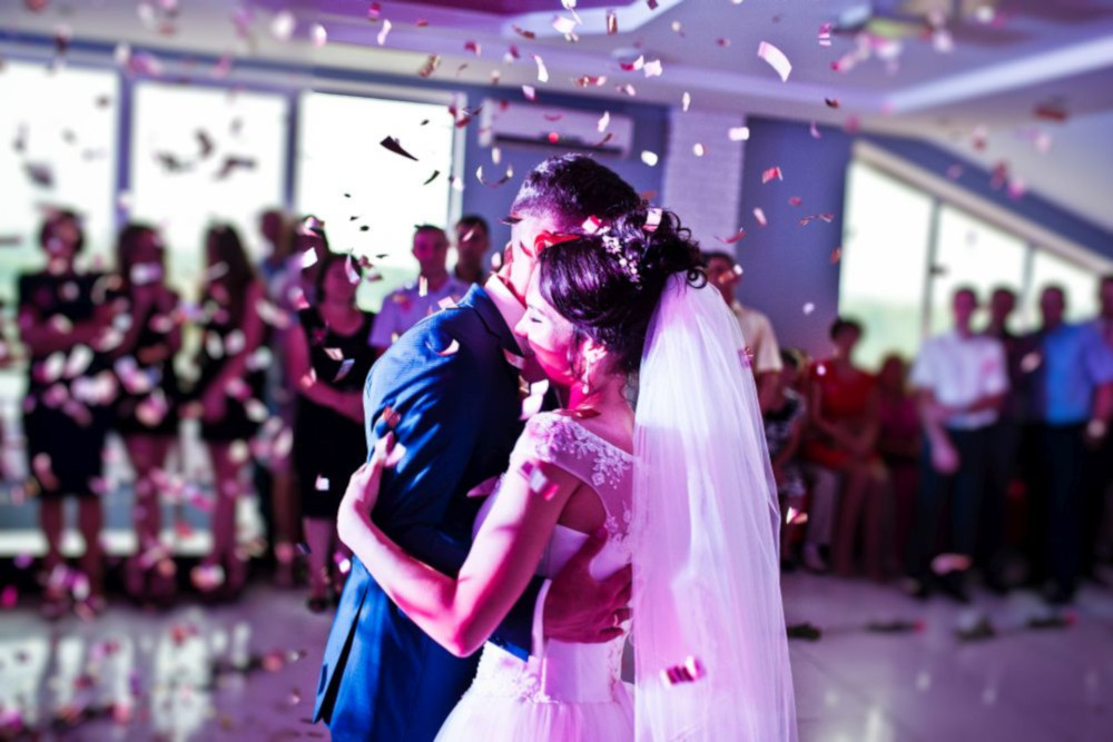 204 HOCHZEITde Ratgeber Allgemein Heiraten im Sommer Sommerhochzeit iStock 695473840 2019 06