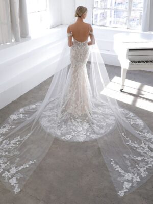 2 004 Blue by Enzoani Brautmoden Brautkleider Kollektion 2021 Blue 2021 Pro NadiaCape Bac Web