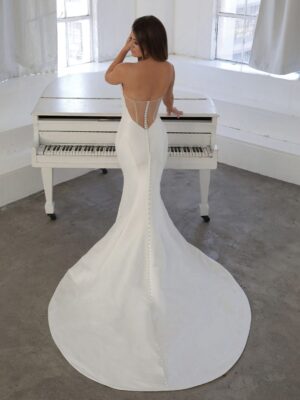 2 010 Blue by Enzoani Brautmoden Brautkleider Kollektion 2021 Blue 2021 Pro Nanelle Bac Web