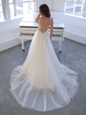 2 024 Blue by Enzoani Brautmoden Brautkleider Kollektion 2021 Blue 2021 Pro Nasrin Bac Web