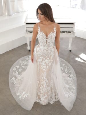 2 040 Blue by Enzoani Brautmoden Brautkleider Kollektion 2021 Blue 2021 Pro NefertitiTrain Fro Web