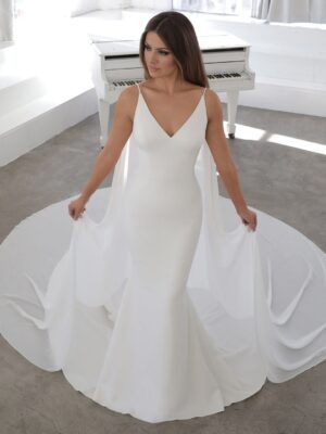 2 044 Blue by Enzoani Brautmoden Brautkleider Kollektion 2021 Blue 2021 Pro NeliaCape Fro Web