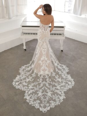 2 049 Blue by Enzoani Brautmoden Brautkleider Kollektion 2021 Blue 2021 Pro Nesta Bac Web