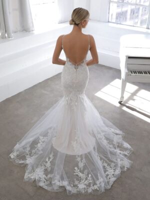 2 069 Blue by Enzoani Brautmoden Brautkleider Kollektion 2021 Blue 2021 Pro Nisha 02 Bac Web