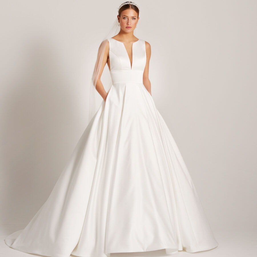 01-LILLY-Brautkleider-Kollektion-pure-with-by-Lilly-2023-08-4382-CR