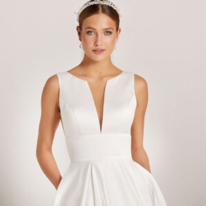 03-LILLY-Brautkleider-Kollektion-pure-with-by-Lilly-2023-08-4382-CR